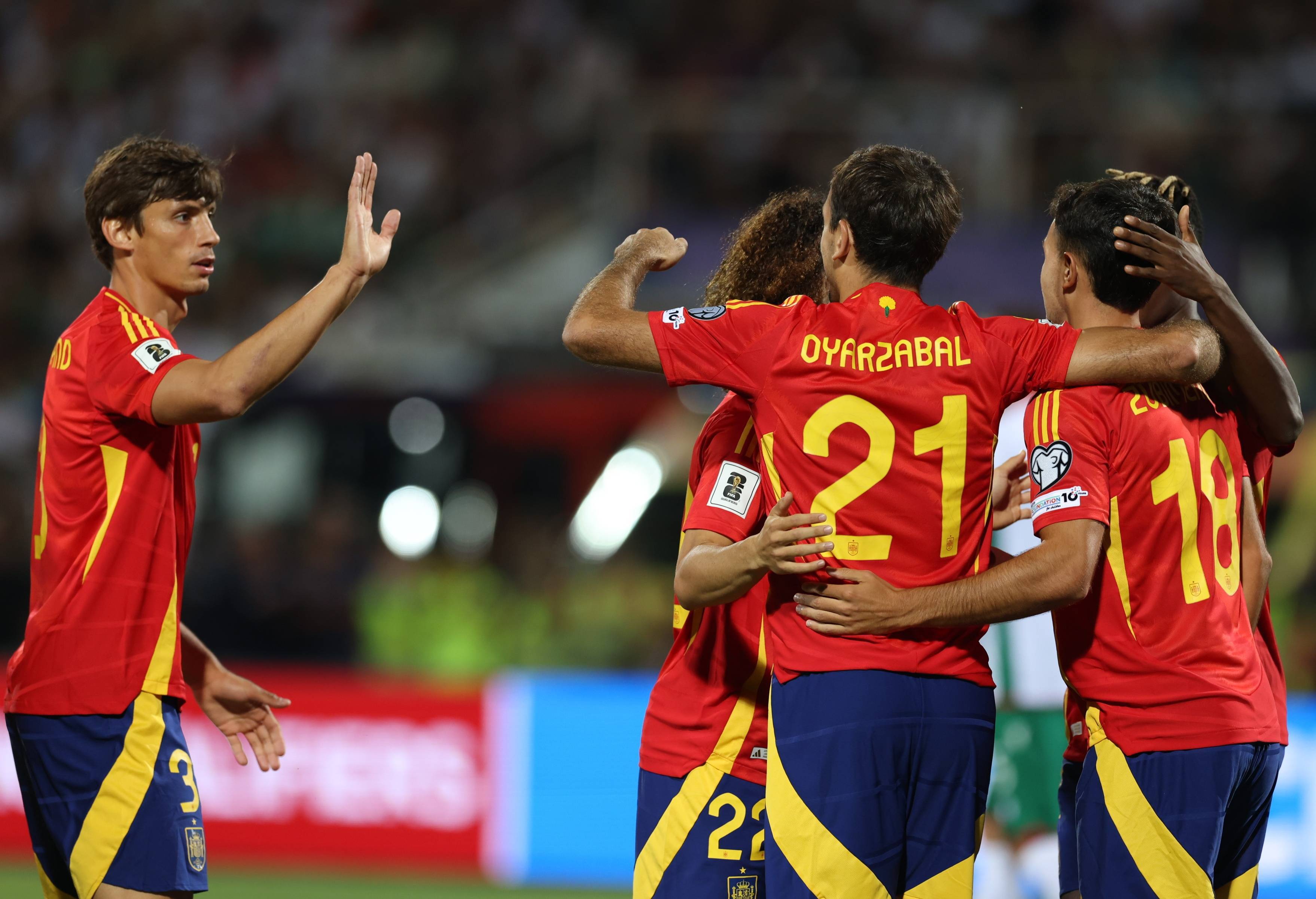 精彩的足球比赛吸引了全球观众的目光修改病句