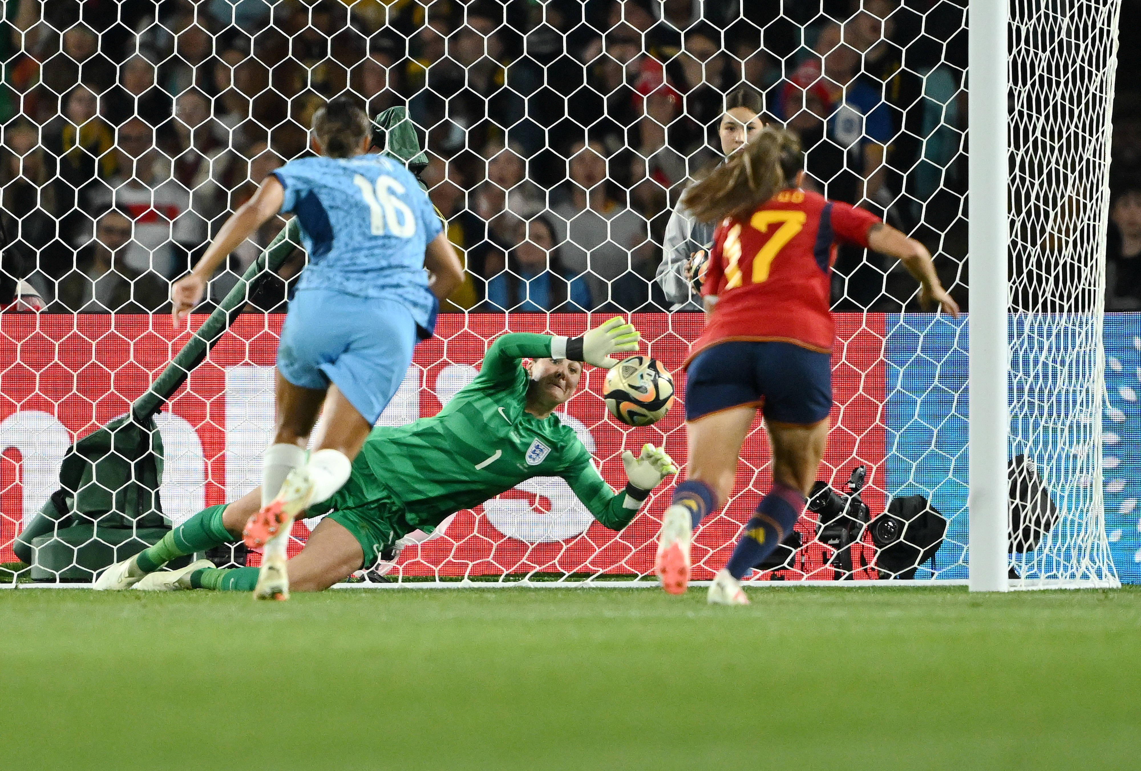 精彩的足球比赛吸引了全球观众的目光修改病句