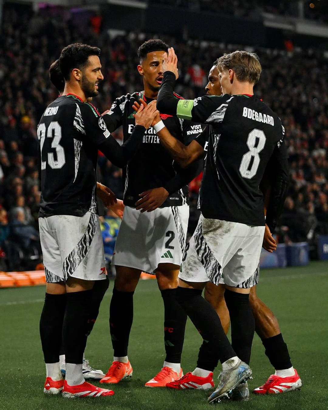 阿森纳主场完胜沙特克，继续联赛领先(阿森纳主场完胜沙特克,继续联赛领先球队)